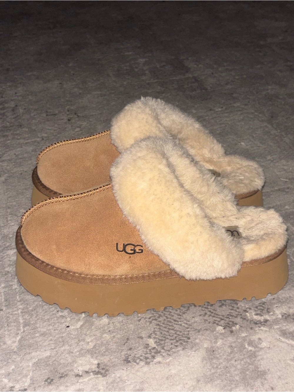 Woman’s Platform UGG slippers- Chestnut - Picture 3 of 6